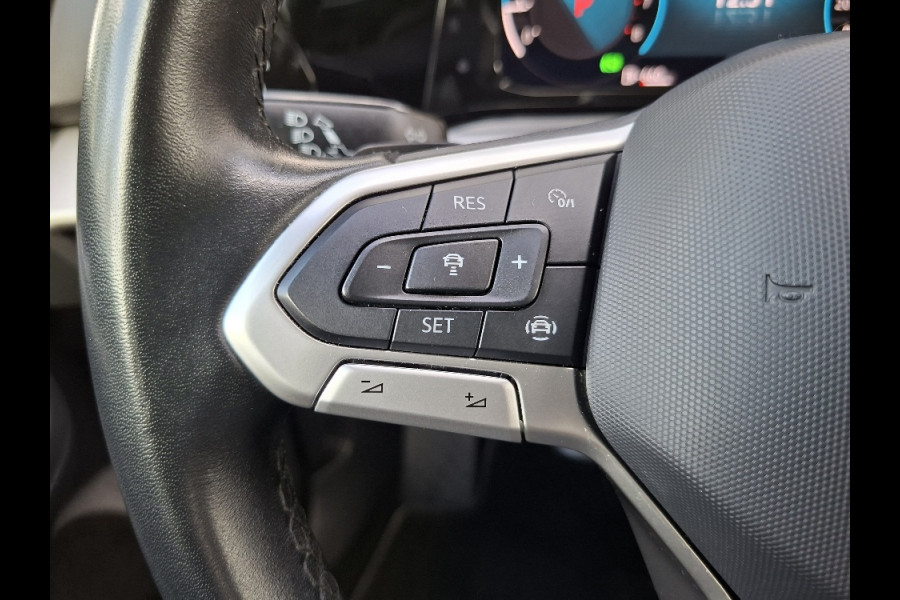 Volkswagen Golf 1.0 Life AUTOMAAT * Parkeerhulp * Climate control * Carplay