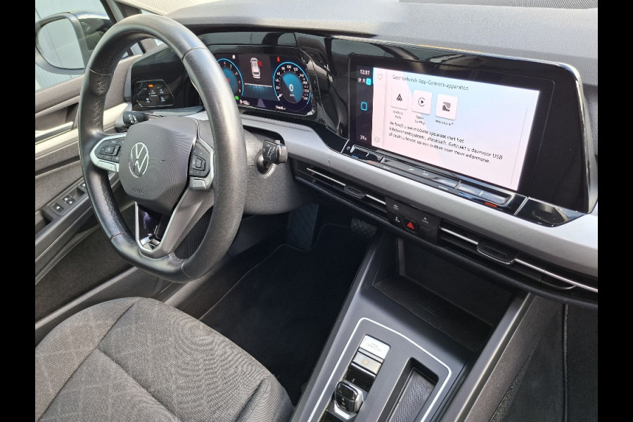 Volkswagen Golf 1.0 Life AUTOMAAT * Parkeerhulp * Climate control * Carplay