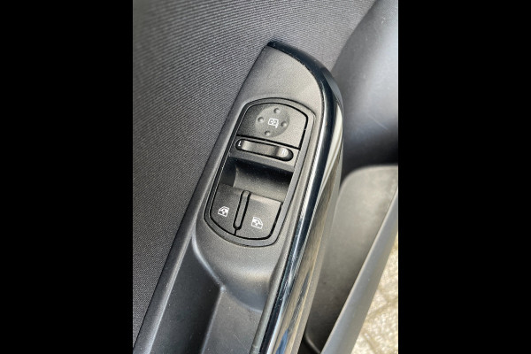 Opel Corsa 1.4 Favourite | NL-auto | navigatie | pdc achter