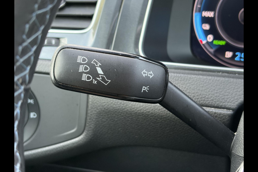 Volkswagen e-Golf e-Golf ✓SOH 90.2%✓1e Eigenaar✓Dealer Onderhouden✓Camera✓Carplay✓Navi✓Virtual Cockpit✓LED✓Pdc V+A✓Keyless✓Lm velgen✓Bj 12-2018✓N.A.P✓Apk tot 01-2027