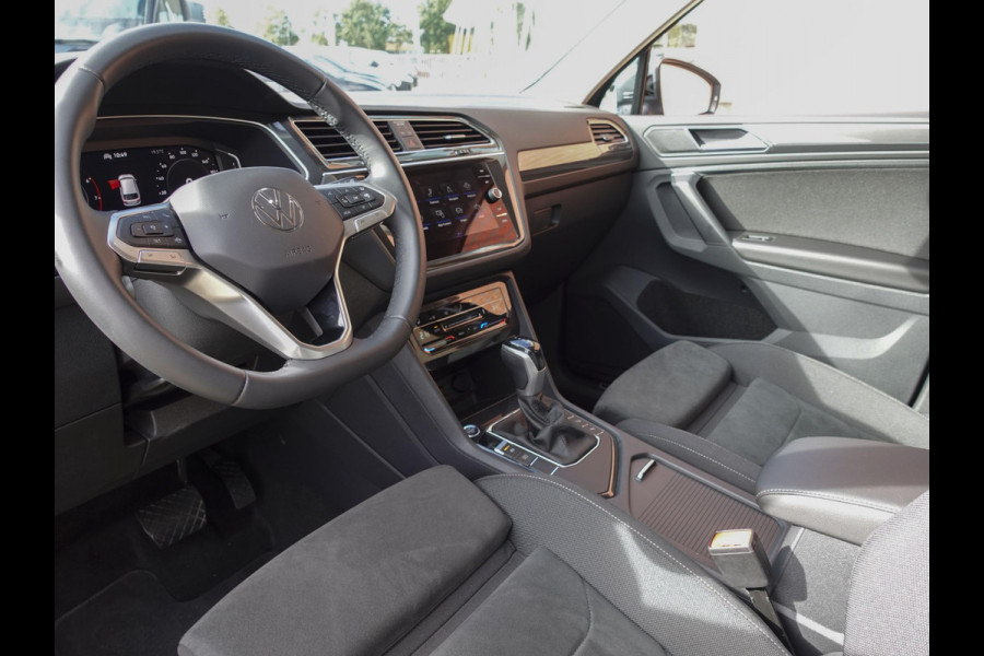 Volkswagen Tiguan 1.5 TSI 150pk DSG Elegance Navigatie Apple Carplay / Android Auto Parkeersensoren Camera Adaptieve Cruise Control Stuur-en stoelverwarming Matrix LED-koplampen Virtual Cockpit Getinte ramen Climate Control ErgoActive stoelen