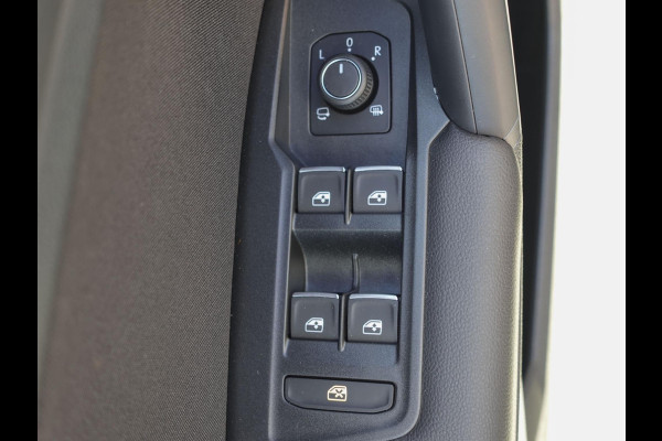 Volkswagen Tiguan 1.5 TSI 150pk DSG Elegance Navigatie Apple Carplay / Android Auto Parkeersensoren Camera Adaptieve Cruise Control Stuur-en stoelverwarming Matrix LED-koplampen Virtual Cockpit Getinte ramen Climate Control ErgoActive stoelen