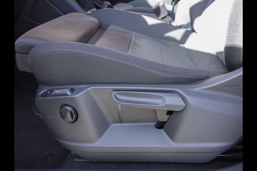 Volkswagen Tiguan 1.5 TSI 150pk DSG Elegance Navigatie Apple Carplay / Android Auto Parkeersensoren Camera Adaptieve Cruise Control Stuur-en stoelverwarming Matrix LED-koplampen Virtual Cockpit Getinte ramen Climate Control ErgoActive stoelen