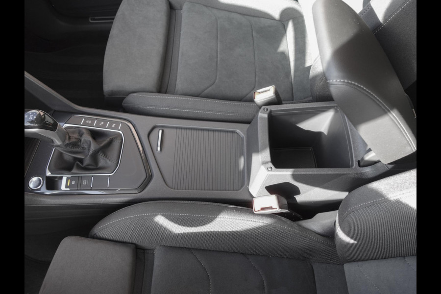 Volkswagen Tiguan 1.5 TSI 150pk DSG Elegance Navigatie Apple Carplay / Android Auto Parkeersensoren Camera Adaptieve Cruise Control Stuur-en stoelverwarming Matrix LED-koplampen Virtual Cockpit Getinte ramen Climate Control ErgoActive stoelen