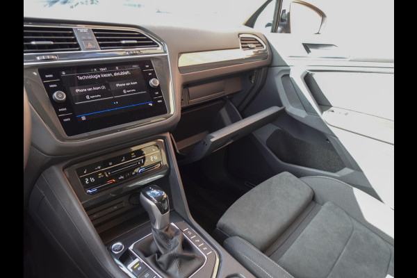 Volkswagen Tiguan 1.5 TSI 150pk DSG Elegance Navigatie Apple Carplay / Android Auto Parkeersensoren Camera Adaptieve Cruise Control Stuur-en stoelverwarming Matrix LED-koplampen Virtual Cockpit Getinte ramen Climate Control ErgoActive stoelen