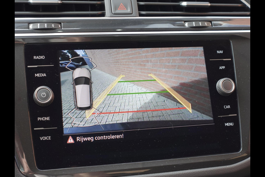 Volkswagen Tiguan 1.5 TSI 150pk DSG Elegance Navigatie Apple Carplay / Android Auto Parkeersensoren Camera Adaptieve Cruise Control Stuur-en stoelverwarming Matrix LED-koplampen Virtual Cockpit Getinte ramen Climate Control ErgoActive stoelen