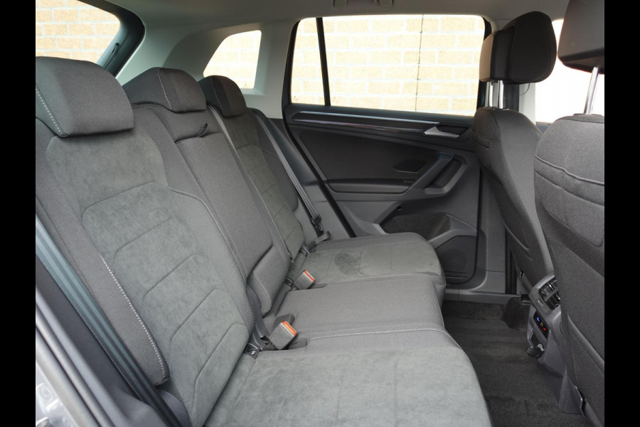 Volkswagen Tiguan 1.5 TSI 150pk DSG Elegance Navigatie Apple Carplay / Android Auto Parkeersensoren Camera Adaptieve Cruise Control Stuur-en stoelverwarming Matrix LED-koplampen Virtual Cockpit Getinte ramen Climate Control ErgoActive stoelen