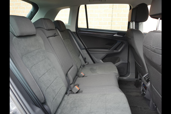 Volkswagen Tiguan 1.5 TSI 150pk DSG Elegance Navigatie Apple Carplay / Android Auto Parkeersensoren Camera Adaptieve Cruise Control Stuur-en stoelverwarming Matrix LED-koplampen Virtual Cockpit Getinte ramen Climate Control ErgoActive stoelen