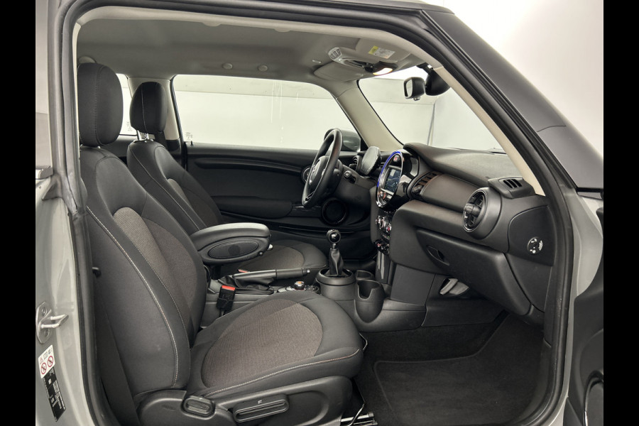 MINI 3-deurs 1.5 Essential Facelift Digital Cockpit/Carplay/Navi/Keyless entry/Park.sens