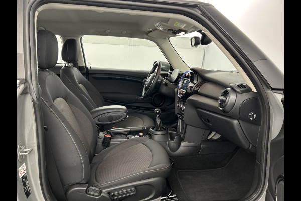 MINI 3-deurs 1.5 Essential Facelift Digital Cockpit/Carplay/Navi/Keyless entry/Park.sens