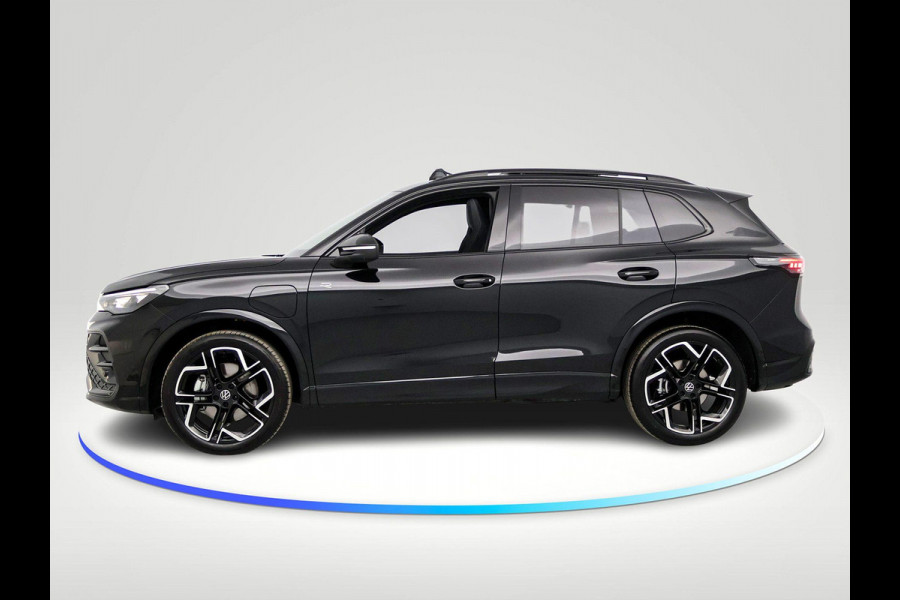 Volkswagen Tiguan 1.5 eHybrid R-Line Edition 272 pk Automaat (DSG) | Verlengde garantie | Navigatie | Panorama dak | Trekhaak (wegklapbaar) | Achteruitrijcamera (park assist) | Rondomzicht camera | Black-Style pakket | R-Line |