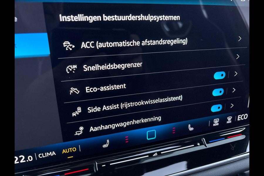Volkswagen Tiguan 1.5 eHybrid R-Line Edition 272 pk Automaat (DSG) | Verlengde garantie | Navigatie | Panorama dak | Trekhaak (wegklapbaar) | Achteruitrijcamera (park assist) | Rondomzicht camera | Black-Style pakket | R-Line |