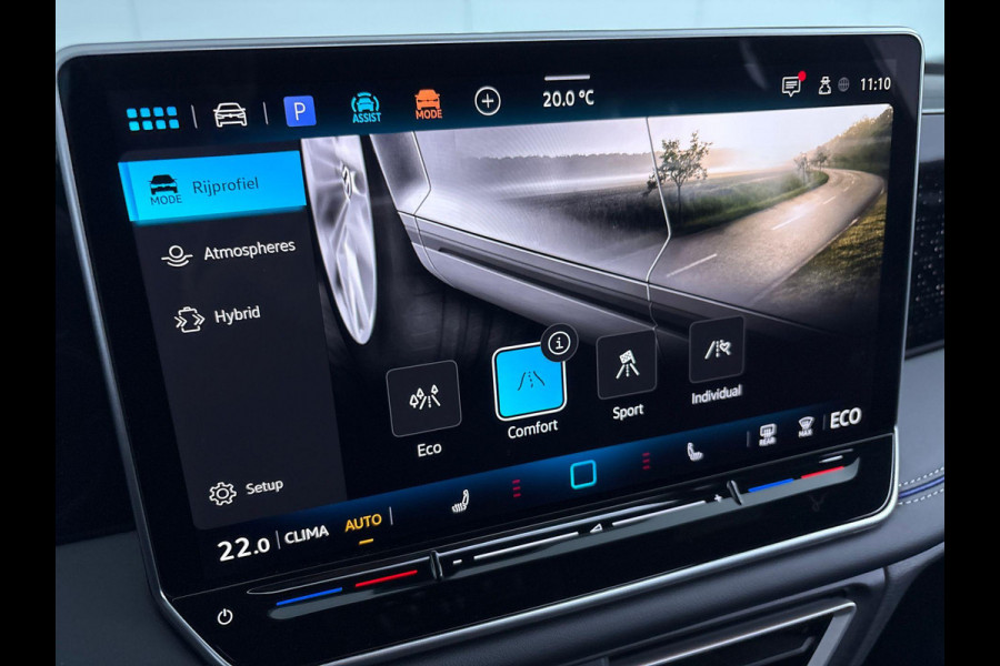 Volkswagen Tiguan 1.5 eHybrid R-Line Edition 272 pk Automaat (DSG) | Verlengde garantie | Navigatie | Panorama dak | Trekhaak (wegklapbaar) | Achteruitrijcamera (park assist) | Rondomzicht camera | Black-Style pakket | R-Line |