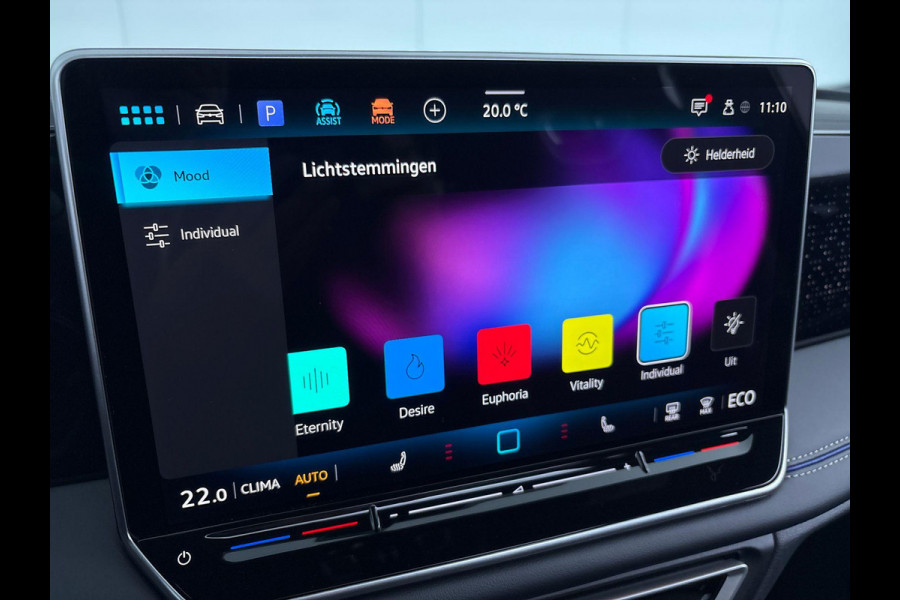 Volkswagen Tiguan 1.5 eHybrid R-Line Edition 272 pk Automaat (DSG) | Verlengde garantie | Navigatie | Panorama dak | Trekhaak (wegklapbaar) | Achteruitrijcamera (park assist) | Rondomzicht camera | Black-Style pakket | R-Line |