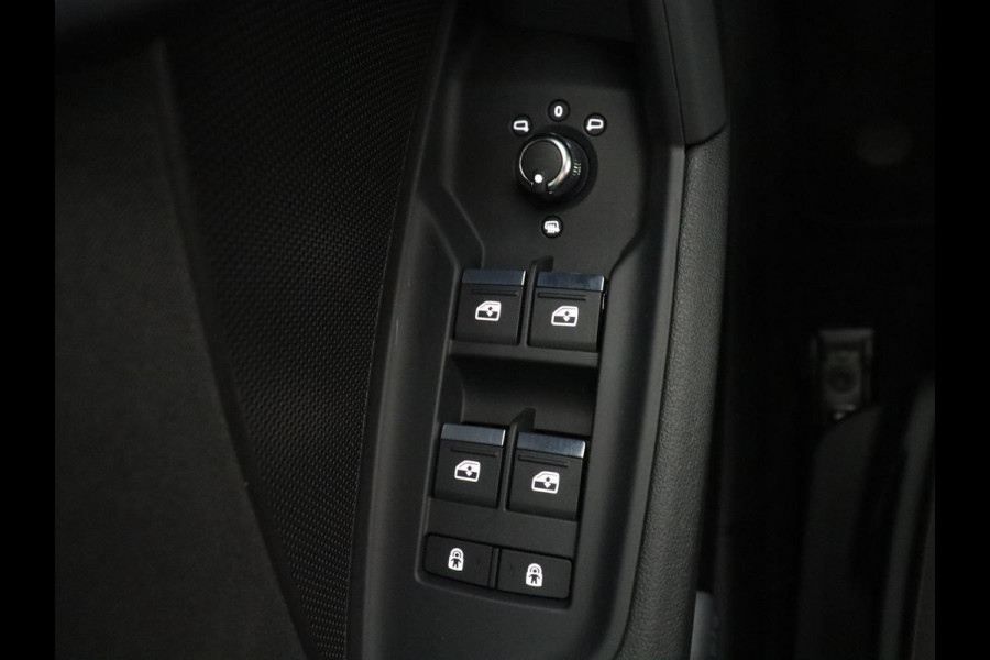 Audi A3 Limousine 35 TFSI S edition | Camera | Park assist | Carplay | Virtual Dashboard | Climate control | Full LED | Cruise control |