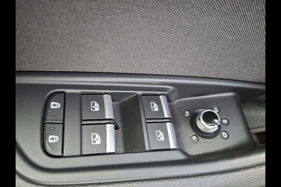 Audi A4 Avant 35 TFSI * AUTOMAAT * Black Pakket * Navigatiesysteem * Stoelverwarming * 56.000KM! * ZEER Netjes! *
