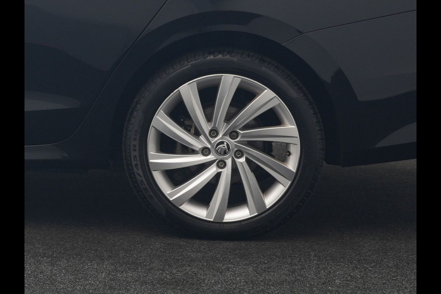 Škoda Octavia Combi 1.4 TSI iV PHEV Business Edition 204pk Dealer O.H. | Panodak | Adaptive Cruise | Voorstoelen Verwarmd | Crystal LED | Keyless | Apple Carplay | Sfeerverlichting | Navigatie | DAB | Plug In Hybrid |