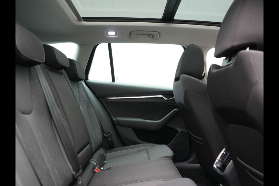 Škoda Octavia Combi 1.4 TSI iV PHEV Business Edition 204pk Dealer O.H. | Panodak | Adaptive Cruise | Voorstoelen Verwarmd | Crystal LED | Keyless | Apple Carplay | Sfeerverlichting | Navigatie | DAB | Plug In Hybrid |
