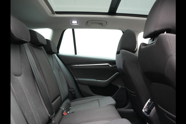 Škoda Octavia Combi 1.4 TSI iV PHEV Business Edition 204pk Dealer O.H. | Panodak | Adaptive Cruise | Voorstoelen Verwarmd | Crystal LED | Keyless | Apple Carplay | Sfeerverlichting | Navigatie | DAB | Plug In Hybrid |