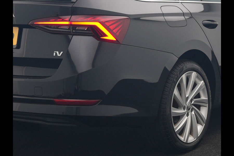 Škoda Octavia Combi 1.4 TSI iV PHEV Business Edition 204pk Dealer O.H. | Panodak | Adaptive Cruise | Voorstoelen Verwarmd | Crystal LED | Keyless | Apple Carplay | Sfeerverlichting | Navigatie | DAB | Plug In Hybrid |