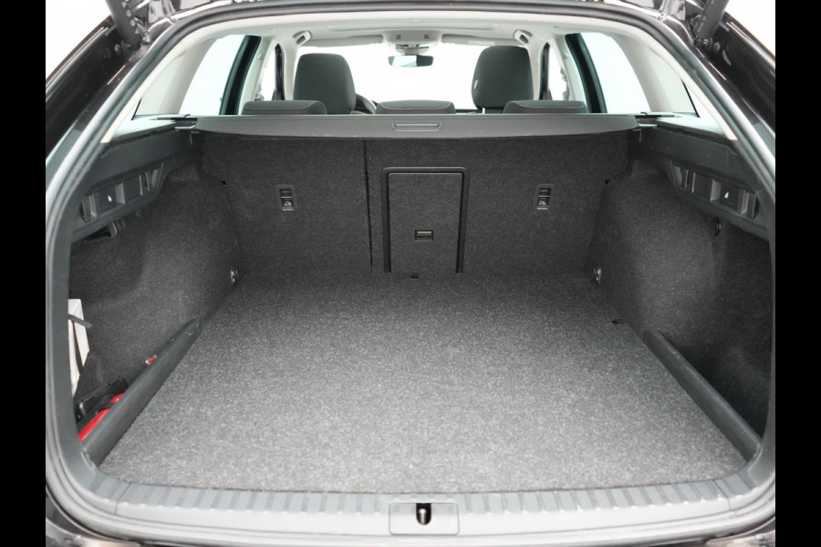 Škoda Octavia Combi 1.4 TSI iV PHEV Business Edition 204pk Dealer O.H. | Panodak | Adaptive Cruise | Voorstoelen Verwarmd | Crystal LED | Keyless | Apple Carplay | Sfeerverlichting | Navigatie | DAB | Plug In Hybrid |