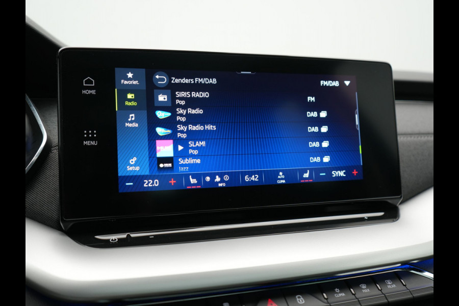 Škoda Octavia Combi 1.4 TSI iV PHEV Business Edition 204pk Dealer O.H. | Panodak | Adaptive Cruise | Voorstoelen Verwarmd | Crystal LED | Keyless | Apple Carplay | Sfeerverlichting | Navigatie | DAB | Plug In Hybrid |