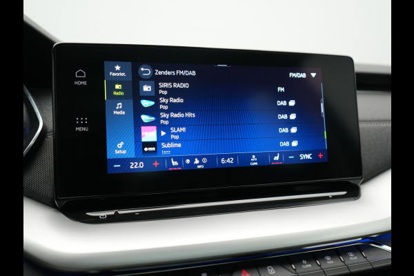 Škoda Octavia Combi 1.4 TSI iV PHEV Business Edition 204pk Dealer O.H. | Panodak | Adaptive Cruise | Voorstoelen Verwarmd | Crystal LED | Keyless | Apple Carplay | Sfeerverlichting | Navigatie | DAB | Plug In Hybrid |