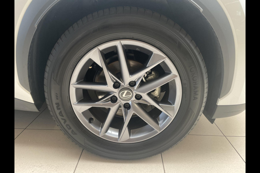 Lexus LBX 1.5 Business Line 2WD | Dodehoek detectie | Stuur- & Stoelverwarming | Navigatie | Parkeersensoren