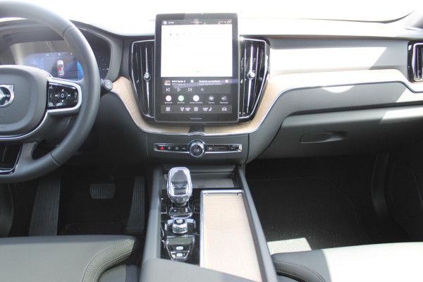 Volvo XC60 2.0 T6 Plug-in hybrid AWD Plus Bright Head-Up Display / Panoramisch schuif-kanteldak / 20" 5-Y-Spaaks Black Diamond lichtmetalen velgen / Donkere hemel / 360 graden rondomzicht camera