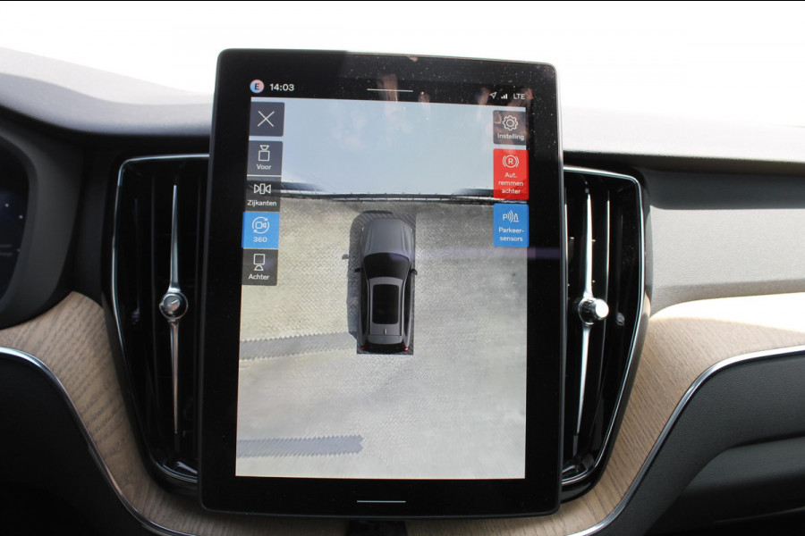 Volvo XC60 2.0 T6 Plug-in hybrid AWD Plus Bright Head-Up Display / Panoramisch schuif-kanteldak / 20" 5-Y-Spaaks Black Diamond lichtmetalen velgen / Donkere hemel / 360 graden rondomzicht camera