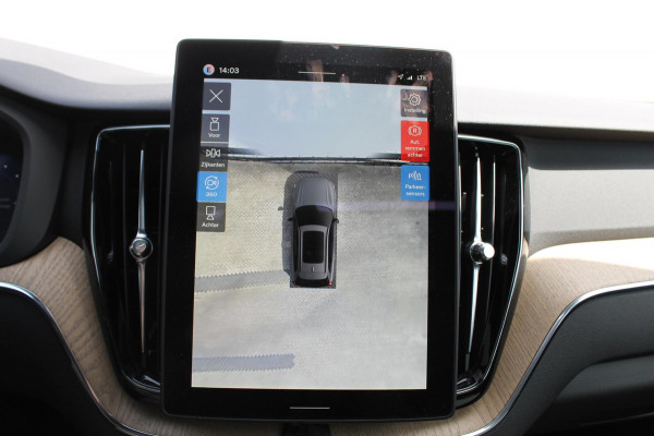 Volvo XC60 2.0 T6 Plug-in hybrid AWD Plus Bright Head-Up Display / Panoramisch schuif-kanteldak / 20" 5-Y-Spaaks Black Diamond lichtmetalen velgen / Donkere hemel / 360 graden rondomzicht camera