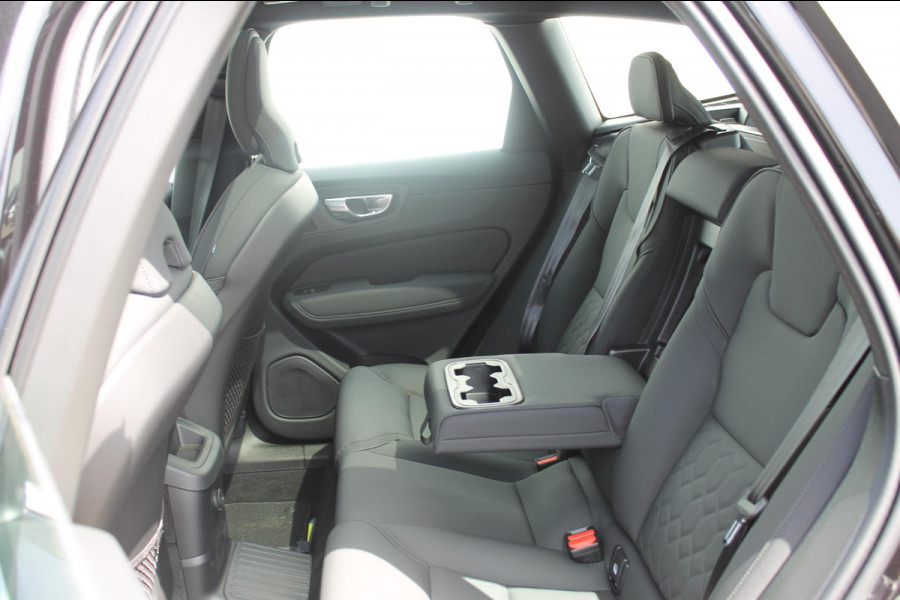 Volvo XC60 2.0 T6 Plug-in hybrid AWD Plus Bright Head-Up Display / Panoramisch schuif-kanteldak / 20" 5-Y-Spaaks Black Diamond lichtmetalen velgen / Donkere hemel / 360 graden rondomzicht camera