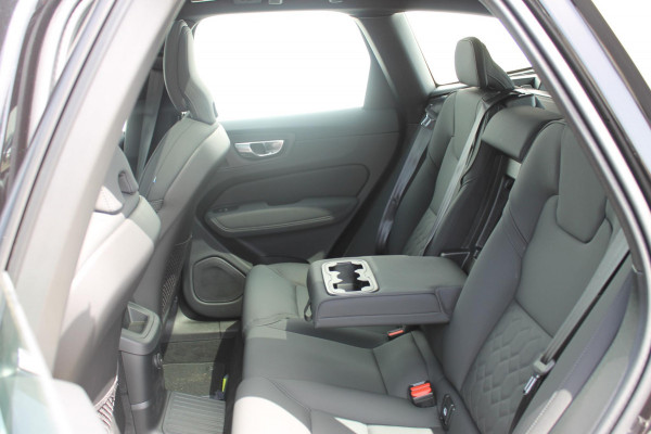 Volvo XC60 2.0 T6 Plug-in hybrid AWD Plus Bright Head-Up Display / Panoramisch schuif-kanteldak / 20" 5-Y-Spaaks Black Diamond lichtmetalen velgen / Donkere hemel / 360 graden rondomzicht camera