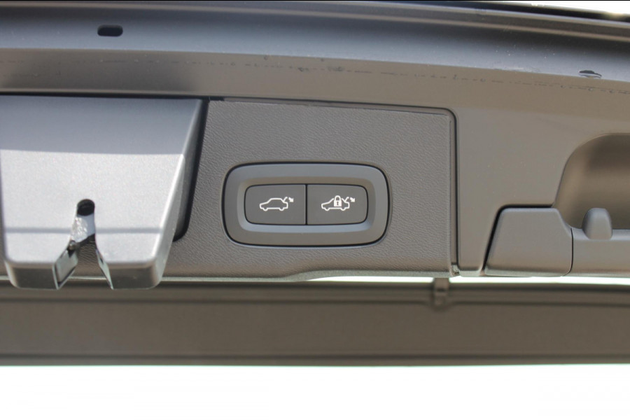 Volvo XC60 2.0 T6 Plug-in hybrid AWD Plus Bright Head-Up Display / Panoramisch schuif-kanteldak / 20" 5-Y-Spaaks Black Diamond lichtmetalen velgen / Donkere hemel / 360 graden rondomzicht camera