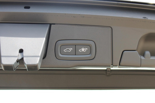 Volvo XC60 2.0 T6 Plug-in hybrid AWD Plus Bright Head-Up Display / Panoramisch schuif-kanteldak / 20" 5-Y-Spaaks Black Diamond lichtmetalen velgen / Donkere hemel / 360 graden rondomzicht camera