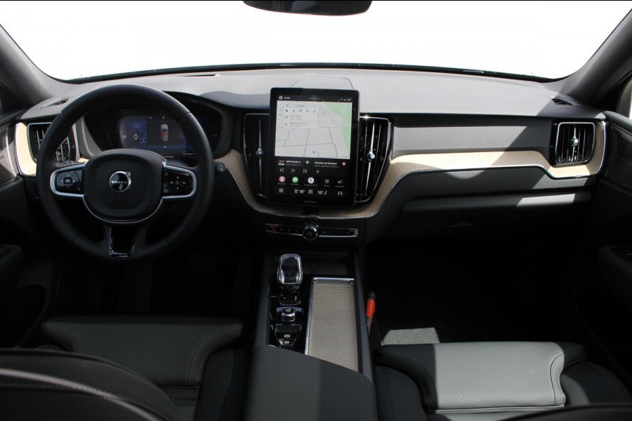 Volvo XC60 2.0 T6 Plug-in hybrid AWD Plus Bright Head-Up Display / Panoramisch schuif-kanteldak / 20" 5-Y-Spaaks Black Diamond lichtmetalen velgen / Donkere hemel / 360 graden rondomzicht camera