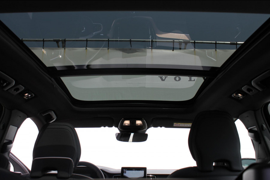 Volvo XC60 2.0 T6 Plug-in hybrid AWD Plus Bright Head-Up Display / Panoramisch schuif-kanteldak / 20" 5-Y-Spaaks Black Diamond lichtmetalen velgen / Donkere hemel / 360 graden rondomzicht camera