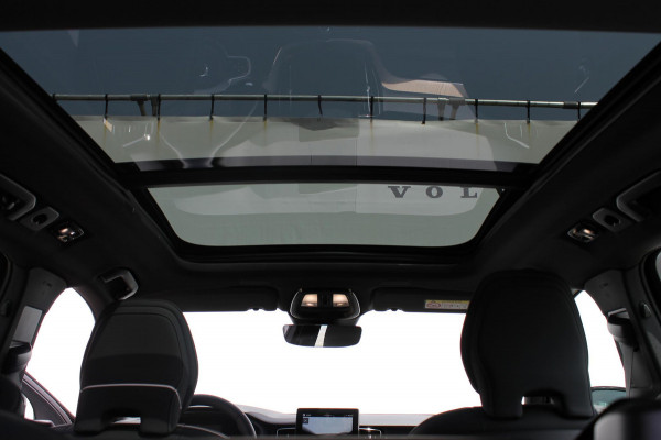 Volvo XC60 2.0 T6 Plug-in hybrid AWD Plus Bright Head-Up Display / Panoramisch schuif-kanteldak / 20" 5-Y-Spaaks Black Diamond lichtmetalen velgen / Donkere hemel / 360 graden rondomzicht camera