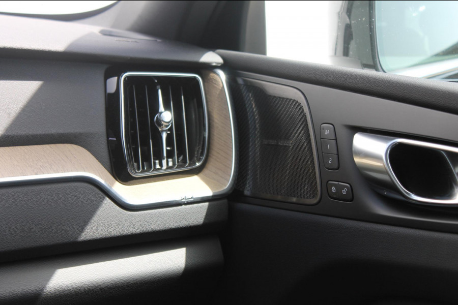Volvo XC60 2.0 T6 Plug-in hybrid AWD Plus Bright Head-Up Display / Panoramisch schuif-kanteldak / 20" 5-Y-Spaaks Black Diamond lichtmetalen velgen / Donkere hemel / 360 graden rondomzicht camera