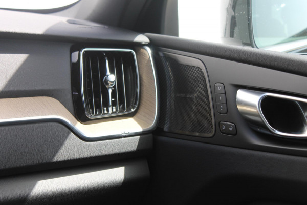 Volvo XC60 2.0 T6 Plug-in hybrid AWD Plus Bright Head-Up Display / Panoramisch schuif-kanteldak / 20" 5-Y-Spaaks Black Diamond lichtmetalen velgen / Donkere hemel / 360 graden rondomzicht camera