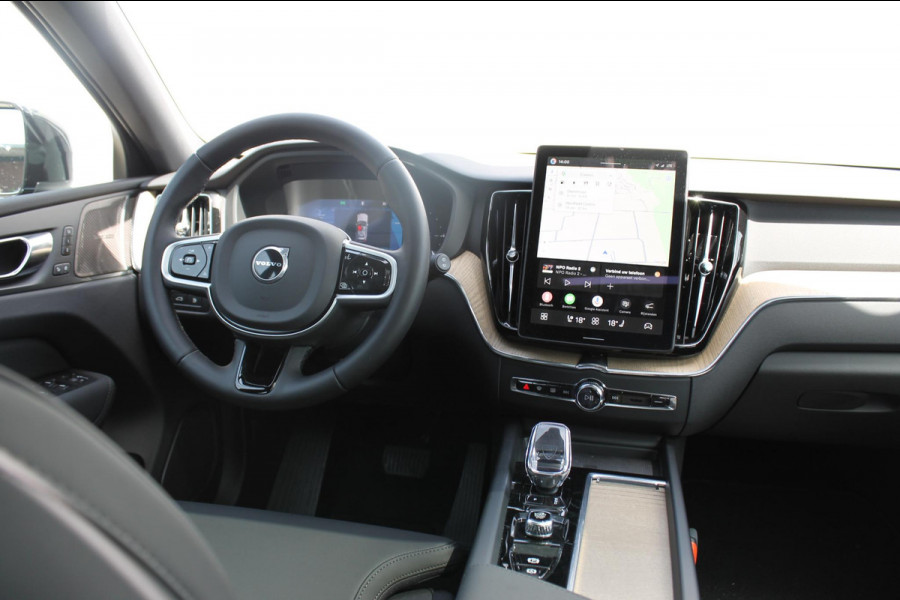 Volvo XC60 2.0 T6 Plug-in hybrid AWD Plus Bright Head-Up Display / Panoramisch schuif-kanteldak / 20" 5-Y-Spaaks Black Diamond lichtmetalen velgen / Donkere hemel / 360 graden rondomzicht camera