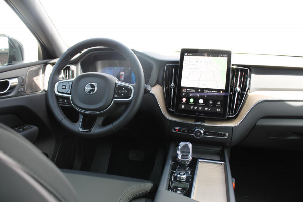 Volvo XC60 2.0 T6 Plug-in hybrid AWD Plus Bright Head-Up Display / Panoramisch schuif-kanteldak / 20" 5-Y-Spaaks Black Diamond lichtmetalen velgen / Donkere hemel / 360 graden rondomzicht camera