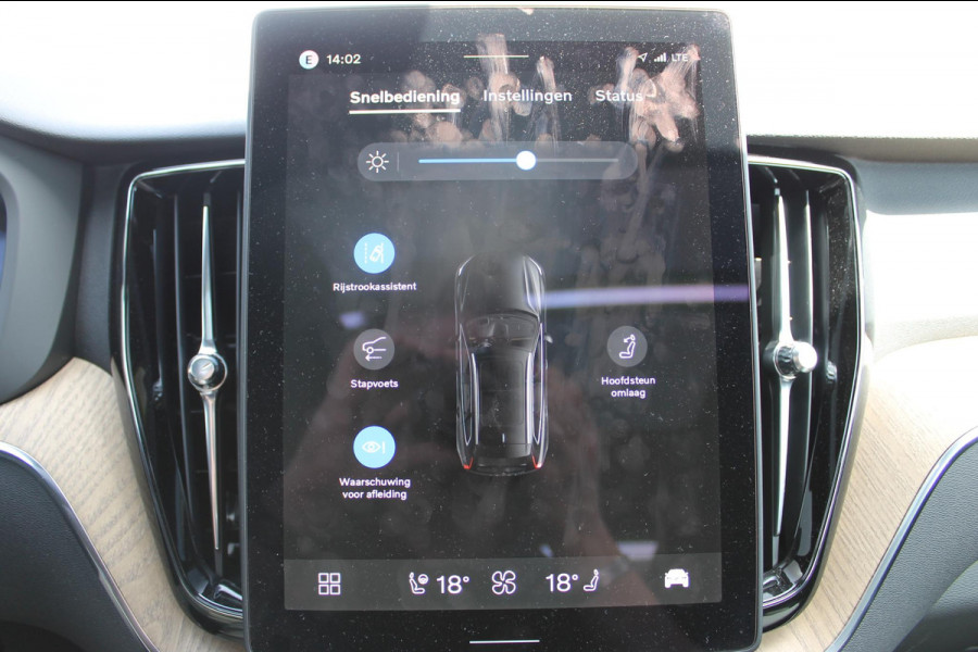 Volvo XC60 2.0 T6 Plug-in hybrid AWD Plus Bright Head-Up Display / Panoramisch schuif-kanteldak / 20" 5-Y-Spaaks Black Diamond lichtmetalen velgen / Donkere hemel / 360 graden rondomzicht camera