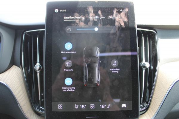 Volvo XC60 2.0 T6 Plug-in hybrid AWD Plus Bright Head-Up Display / Panoramisch schuif-kanteldak / 20" 5-Y-Spaaks Black Diamond lichtmetalen velgen / Donkere hemel / 360 graden rondomzicht camera