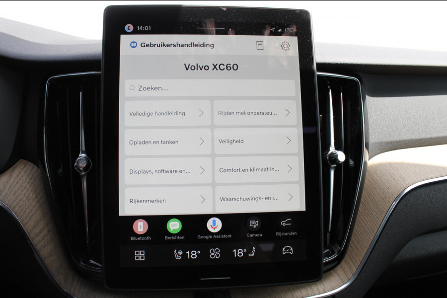 Volvo XC60 2.0 T6 Plug-in hybrid AWD Plus Bright Head-Up Display / Panoramisch schuif-kanteldak / 20" 5-Y-Spaaks Black Diamond lichtmetalen velgen / Donkere hemel / 360 graden rondomzicht camera