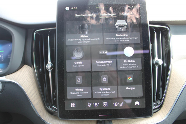 Volvo XC60 2.0 T6 Plug-in hybrid AWD Plus Bright Head-Up Display / Panoramisch schuif-kanteldak / 20" 5-Y-Spaaks Black Diamond lichtmetalen velgen / Donkere hemel / 360 graden rondomzicht camera