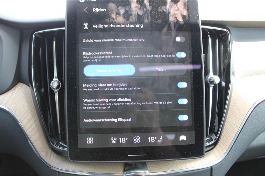 Volvo XC60 2.0 T6 Plug-in hybrid AWD Plus Bright Head-Up Display / Panoramisch schuif-kanteldak / 20" 5-Y-Spaaks Black Diamond lichtmetalen velgen / Donkere hemel / 360 graden rondomzicht camera