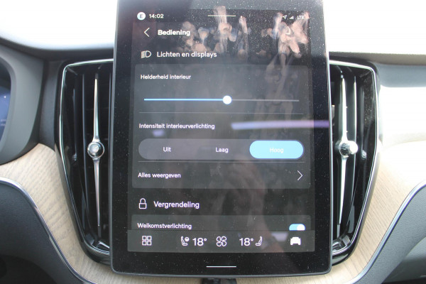 Volvo XC60 2.0 T6 Plug-in hybrid AWD Plus Bright Head-Up Display / Panoramisch schuif-kanteldak / 20" 5-Y-Spaaks Black Diamond lichtmetalen velgen / Donkere hemel / 360 graden rondomzicht camera
