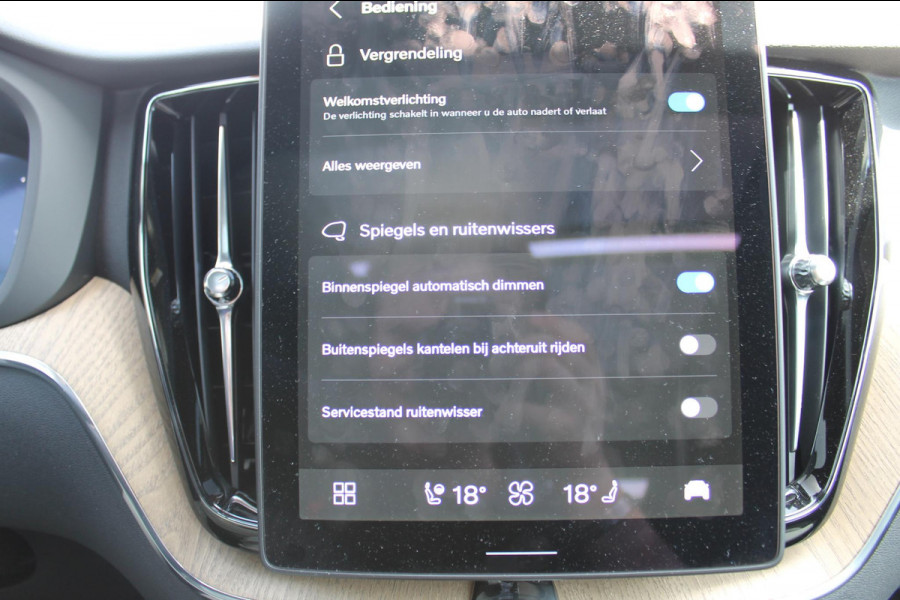 Volvo XC60 2.0 T6 Plug-in hybrid AWD Plus Bright Head-Up Display / Panoramisch schuif-kanteldak / 20" 5-Y-Spaaks Black Diamond lichtmetalen velgen / Donkere hemel / 360 graden rondomzicht camera