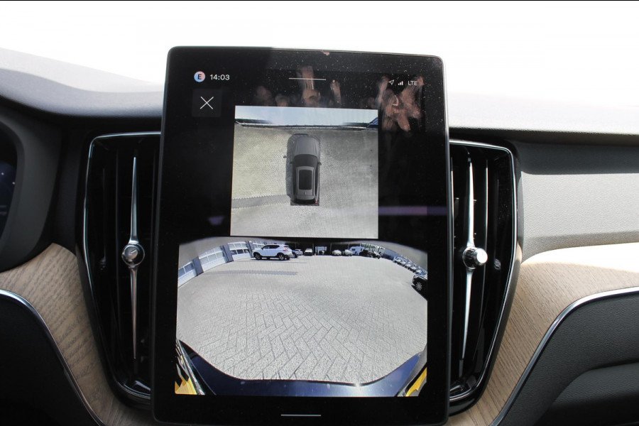 Volvo XC60 2.0 T6 Plug-in hybrid AWD Plus Bright Head-Up Display / Panoramisch schuif-kanteldak / 20" 5-Y-Spaaks Black Diamond lichtmetalen velgen / Donkere hemel / 360 graden rondomzicht camera